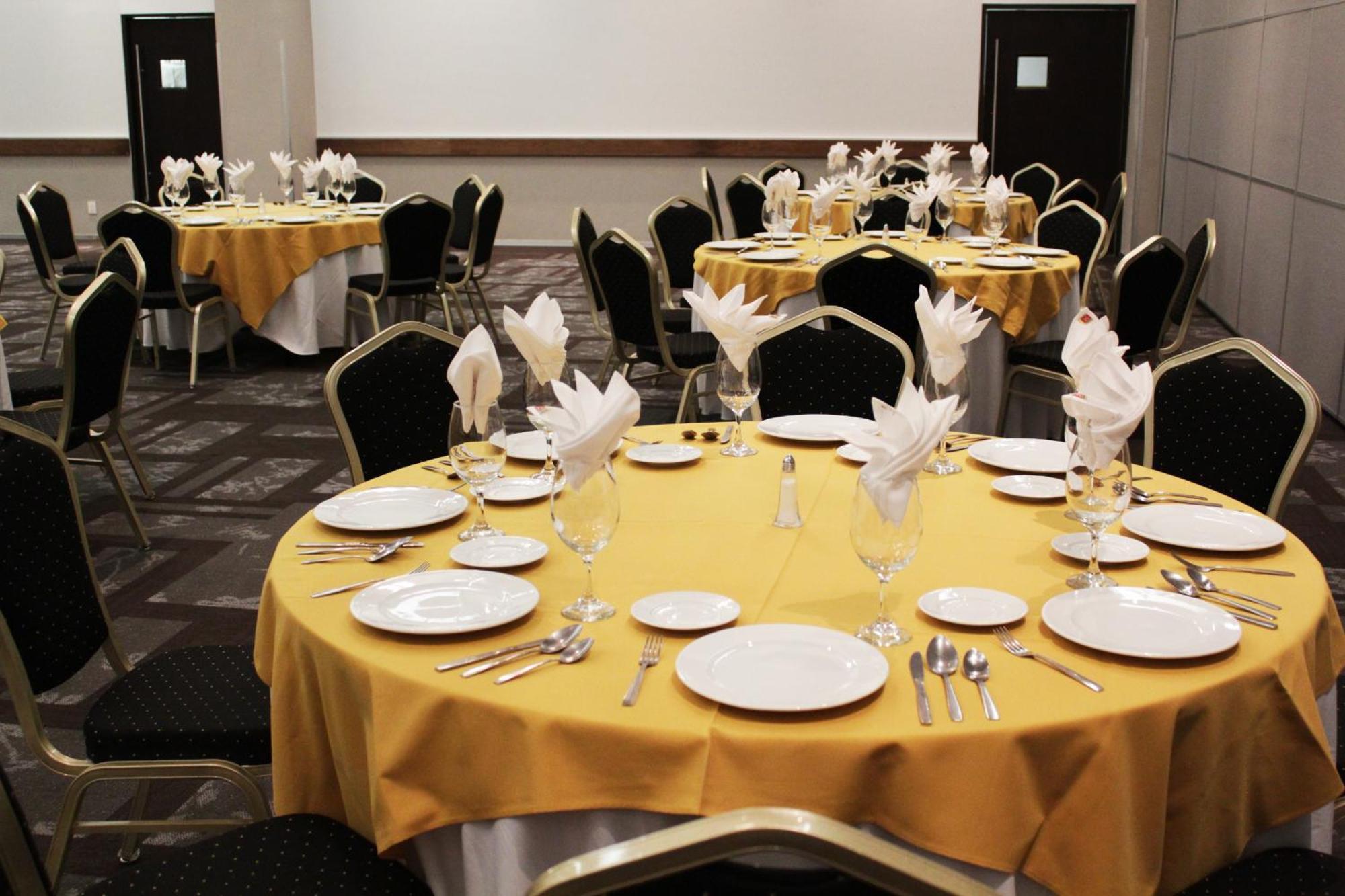 Casa Inn Premium Hotel Queretaro Exterior photo A table set for a formal dinner