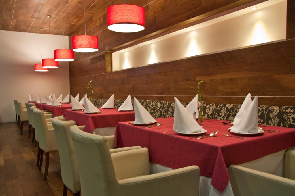 Casa Inn Premium Hotel Queretaro Exterior photo Restaurant interior